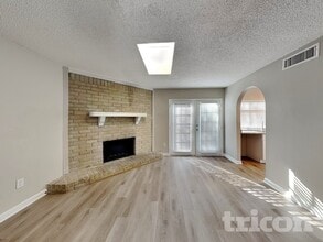 1100 Green Hill Dr in Arlington, TX - Building Photo - Building Photo