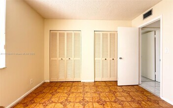 942 NE 199th St in Miami, FL - Building Photo - Building Photo