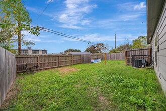 5334 Pershing St, Unit B in Houston, TX - Foto de edificio - Building Photo