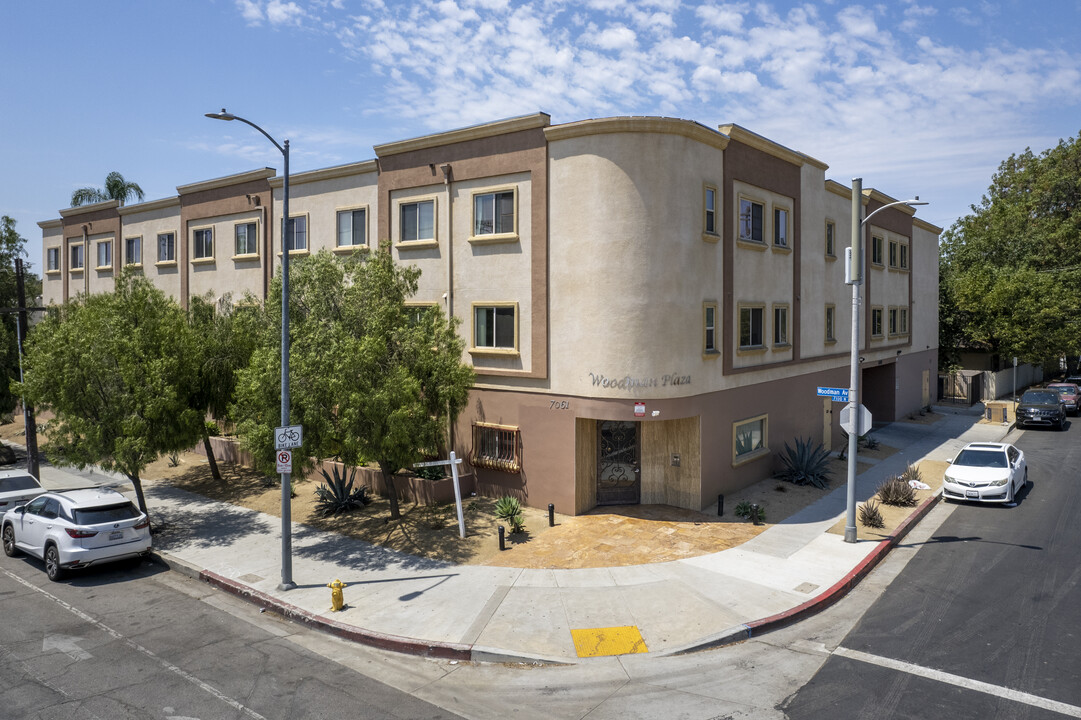 Woodman Plaza in Van Nuys, CA - Foto de edificio