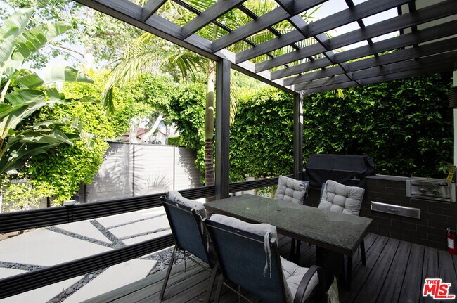 355 S Sycamore Ave in Los Angeles, CA - Building Photo - Building Photo