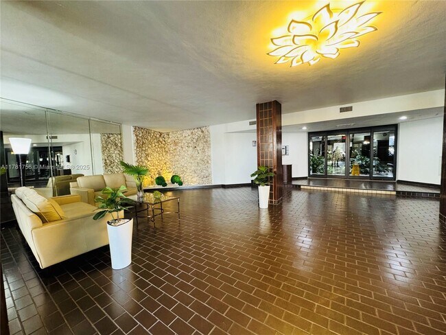 13953 Kendale Lakes Cir in Miami, FL - Building Photo - Building Photo