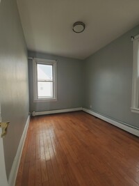 127 W 11th St, Unit 2 in Bayonne, NJ - Building Photo - Building Photo