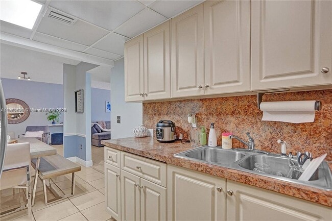 1490 W 42nd Pl in Hialeah, FL - Building Photo - Building Photo