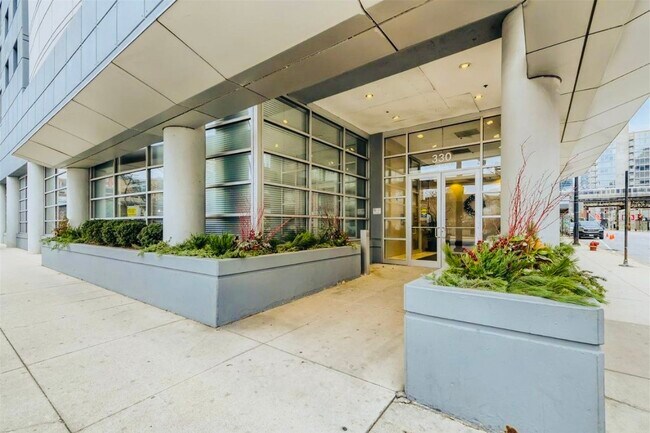 330 W Grand Ave, Unit 1601 in Chicago, IL - Building Photo - Building Photo