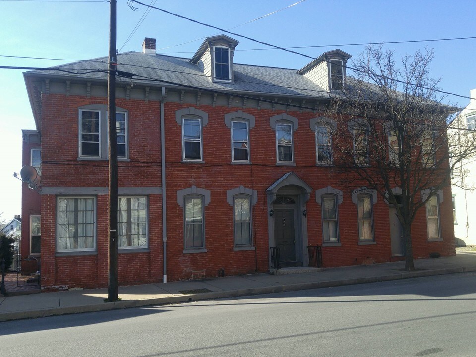 228 S 4th St in Columbia, PA - Building Photo