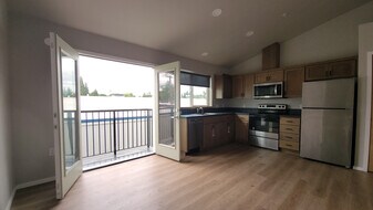 110 SE Handley St in McMinnville, OR - Building Photo