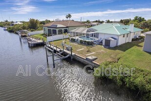18662 Arapahoe Cir in Port Charlotte, FL - Building Photo