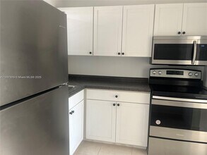 8285 Sunrise Lakes Blvd in Sunrise, FL - Foto de edificio - Building Photo