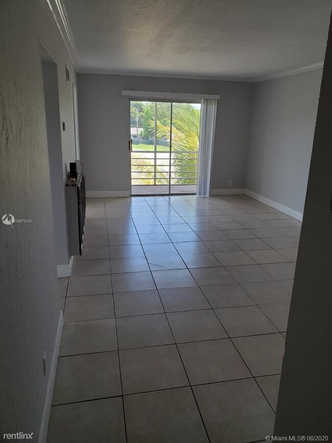 2775 Taft St-Unit -Apt 312 in Hollywood, FL - Foto de edificio - Building Photo