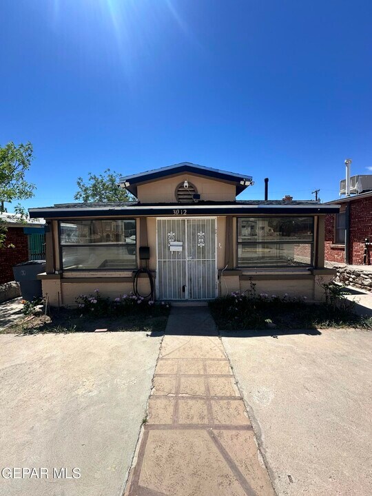 3012 Altura Ave in El Paso, TX - Foto de edificio