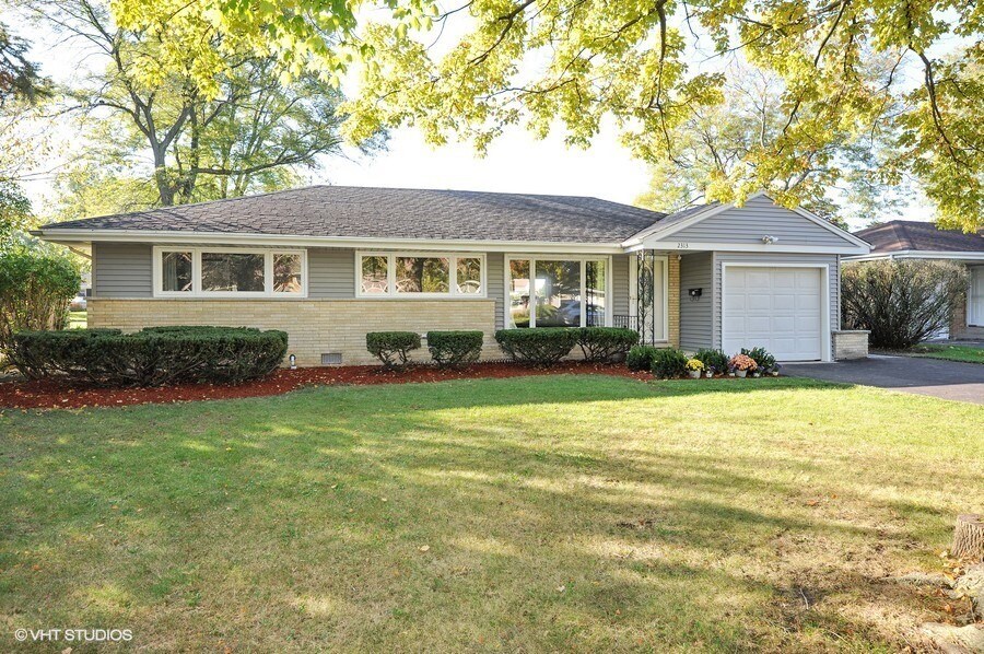 2313 Robincrest Ln in Glenview, IL - Building Photo