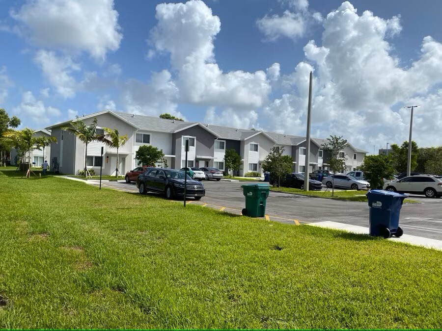 2754-2791 NW 191st Terrace in Miami Gardens, FL - Foto de edificio