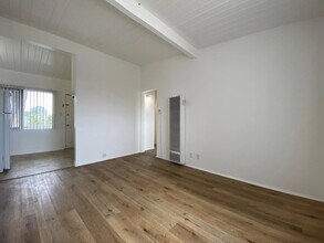 11877 Grevillea Avenue, in Hawthorne, CA - Foto de edificio - Interior Photo