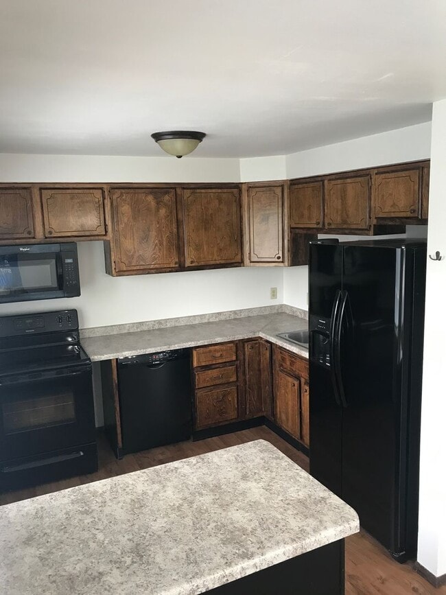 742 Fairwood Dr in Neenah, WI - Building Photo - Building Photo