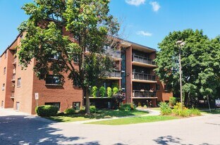 White Oak Apartments in Guelph, ON - Building Photo