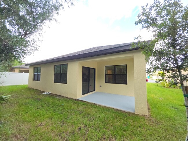 489 Seaspray Dr in Fort Pierce, FL - Building Photo - Building Photo