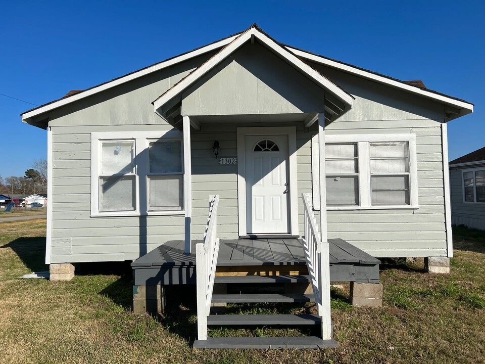 1302 2nd St in Hempstead, TX - Building Photo