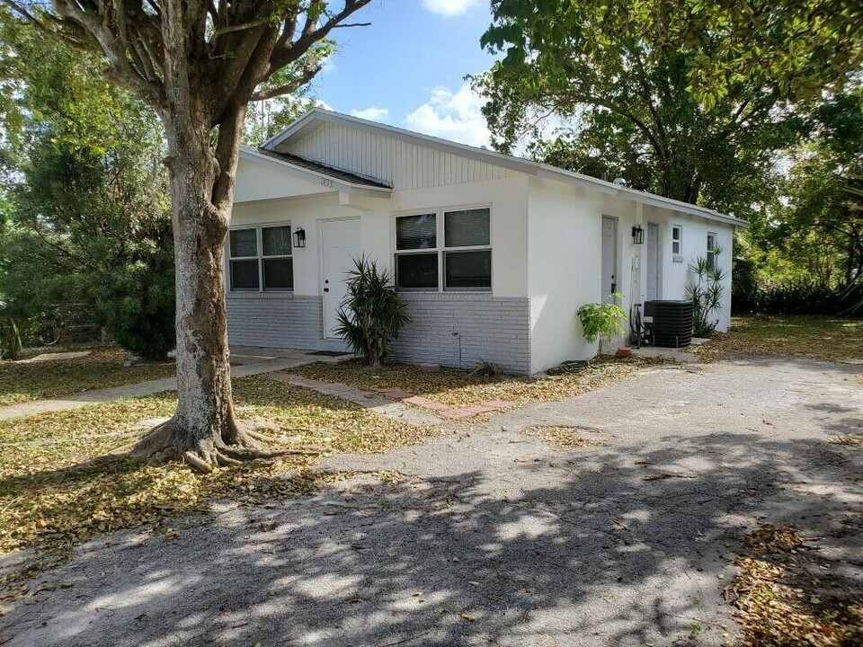 1433 Silver Beach Rd in Riviera Beach, FL - Building Photo