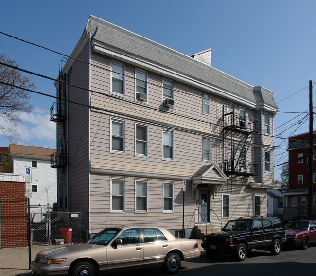 41 E 17th St in Bayonne, NJ - Building Photo - Building Photo