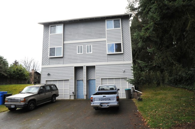 1605 N 202nd Pl in Shoreline, WA - Foto de edificio - Building Photo