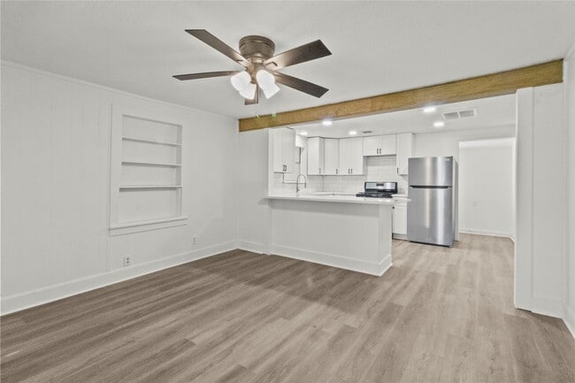 802 Collins St in Dayton, TX - Building Photo - Building Photo