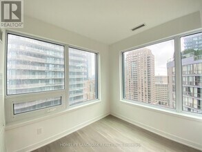 8 Wellesley St W in Toronto, ON - Building Photo - Building Photo