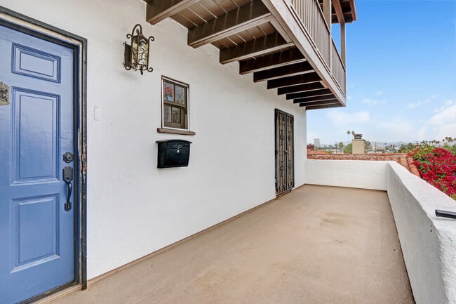 1839 S Cochran Ave in Los Angeles, CA - Foto de edificio - Building Photo