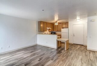 Villa Pacifica in San Diego, CA - Building Photo - Building Photo