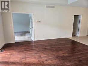6085 Livingstone St in Windsor, ON - Building Photo - Building Photo