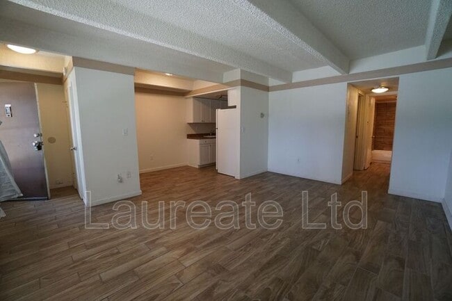 property at 800 W Belleview Ave