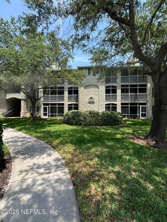 800 Ironwood Dr in Ponte Vedra Beach, FL - Building Photo