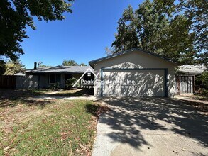 8919 Salmon Falls Dr in Sacramento, CA - Building Photo - Building Photo