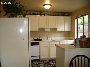 1350-1350 Parrish St in Lake Oswego, OR - Building Photo - Building Photo