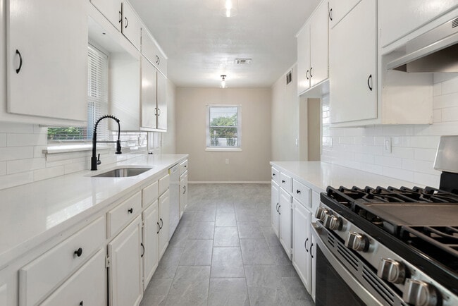 730 N College St in Edmond, OK - Building Photo - Building Photo