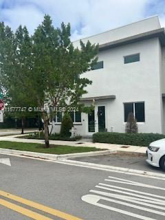 6685 NW 103rd Path in Doral, FL - Building Photo