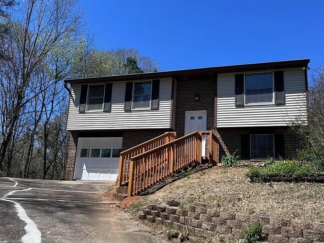 property at 1637 River Crest Dr