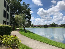 210 Lake Pointe Dr in Oakland Park, FL - Building Photo