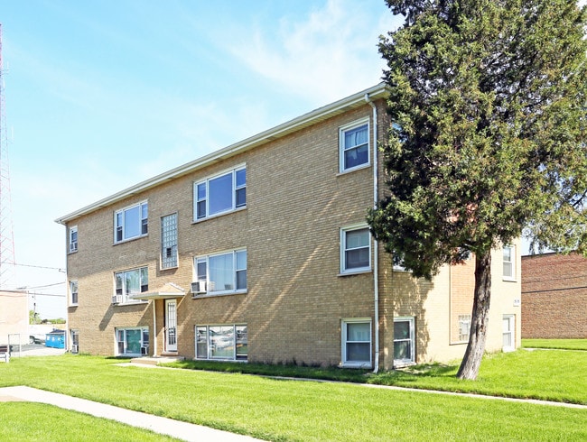 606 S Iowa Ave in Addison, IL - Foto de edificio - Building Photo