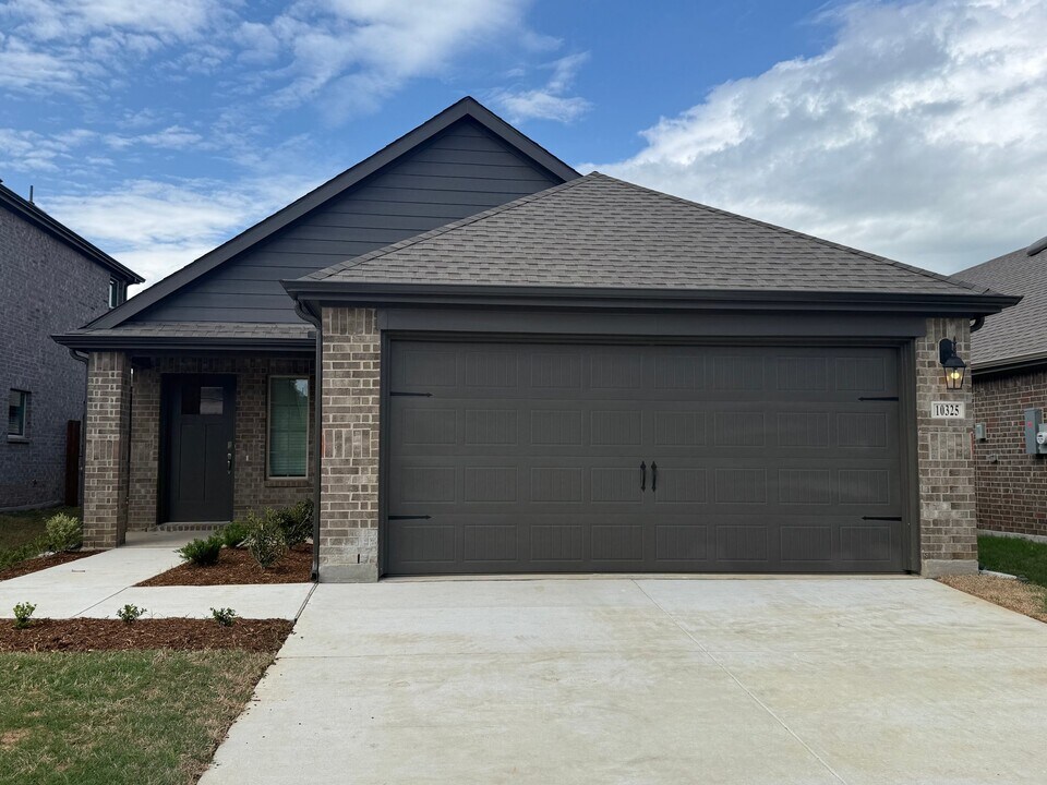 10325 Baron Dr in Aubrey, TX - Foto de edificio