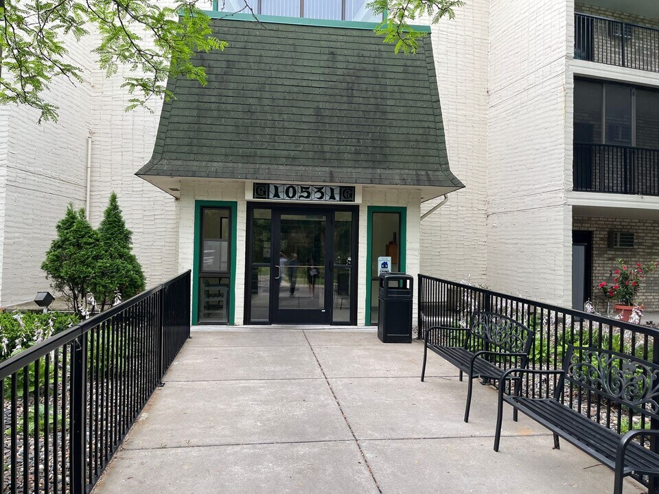 10531 Cedar Lk Rd S in Minnetonka, MN - Building Photo