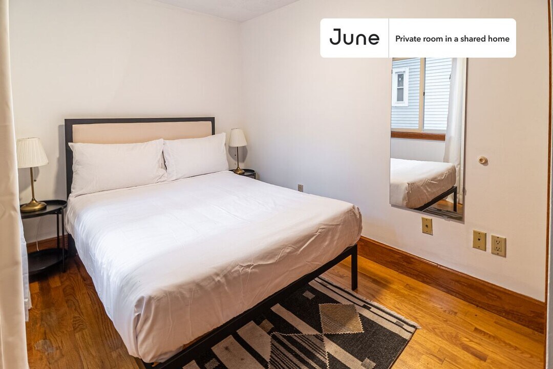 Private bedroom in 5 bed/2 bath Home in Boston, MA - Building Photo