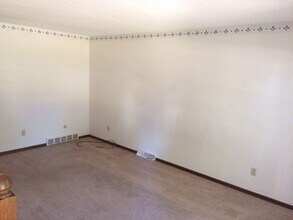 6839-6841 Woodlake Dr in Toledo, OH - Building Photo - Building Photo