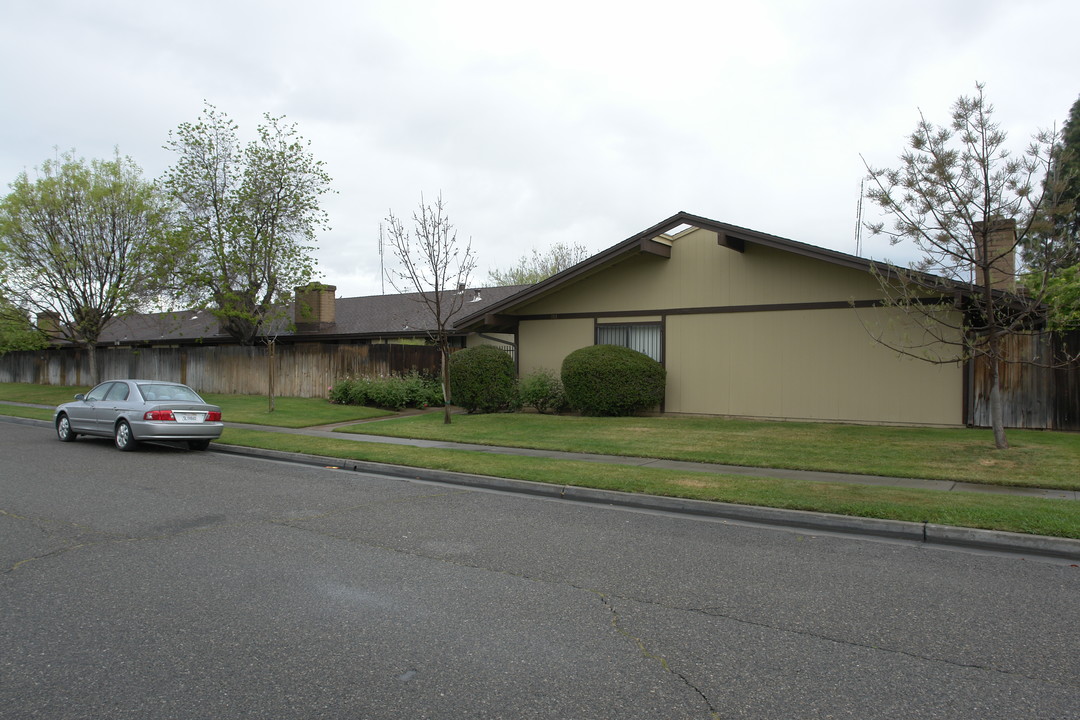 717 W Bullard Ave in Fresno, CA - Building Photo