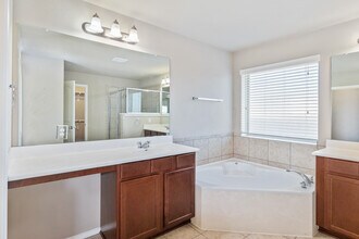 17201 Boecher Ln in Pflugerville, TX - Foto de edificio - Building Photo