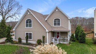 33 Marshfield Rd in East Lyme, CT - Building Photo