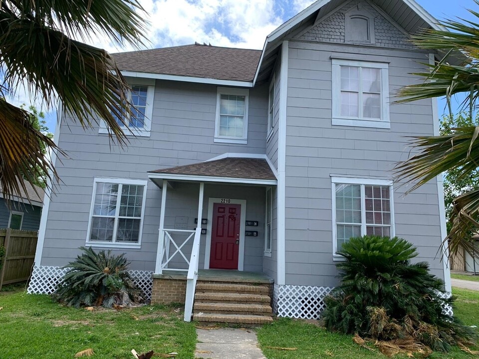 2210 Sabine Pass Ave in Beaumont, TX - Building Photo