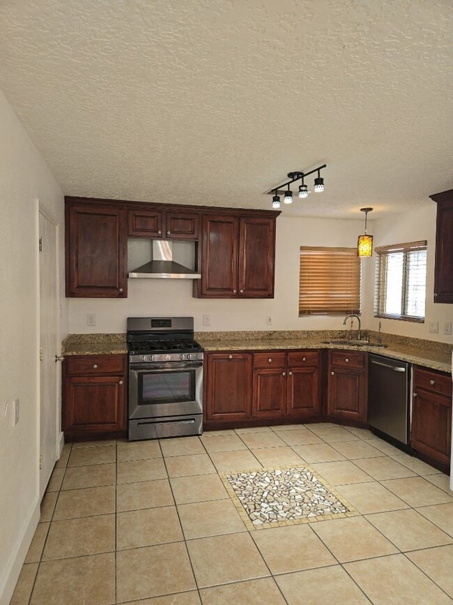 1713 Chamisa Rd NE in Rio Rancho, NM - Building Photo - Building Photo