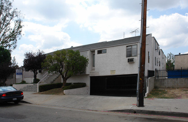 Schoenborn Apartments in Canoga Park, CA - Foto de edificio - Building Photo