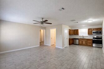 101 Lottie Ln in Friendswood, TX - Building Photo - Building Photo